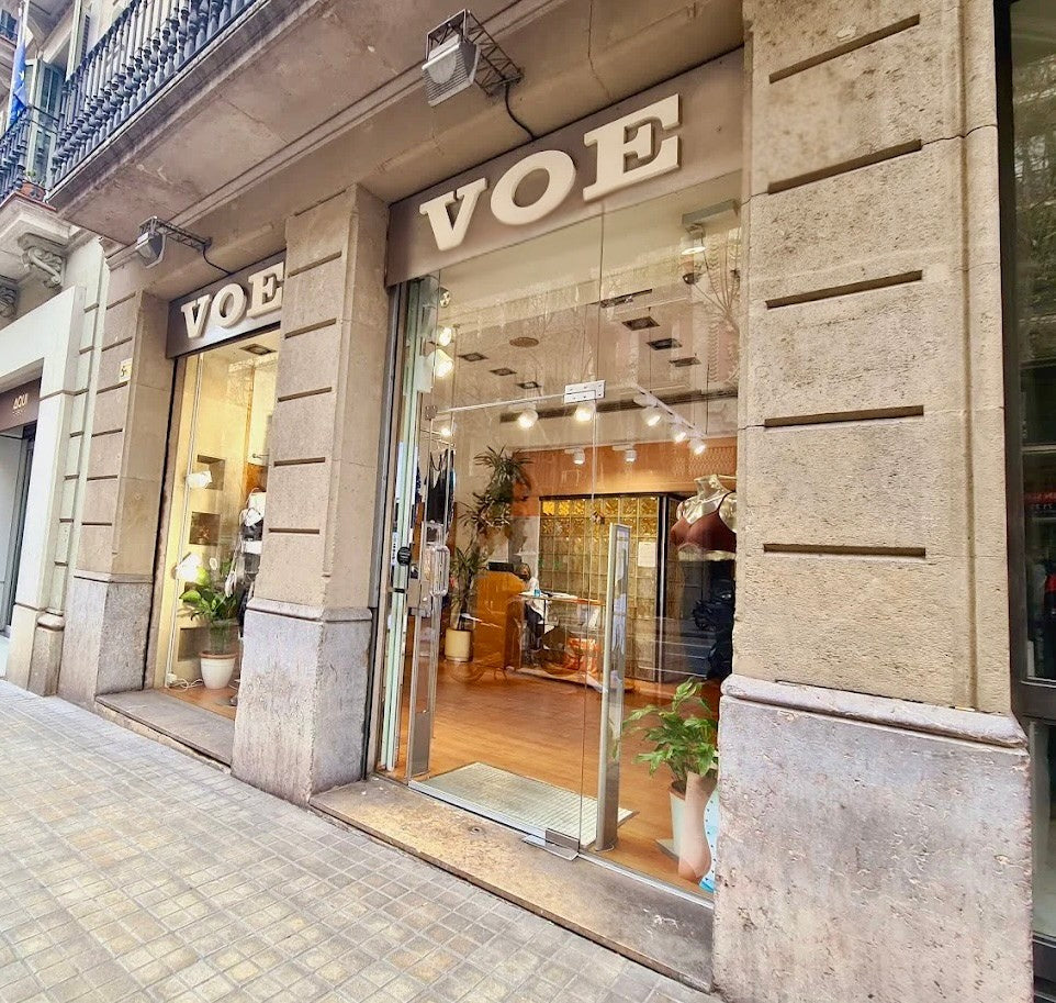 Tienda VOE con vitrina de prendas de compresión médica y postquirúrgicas, entrada de cristal y fachada clásica