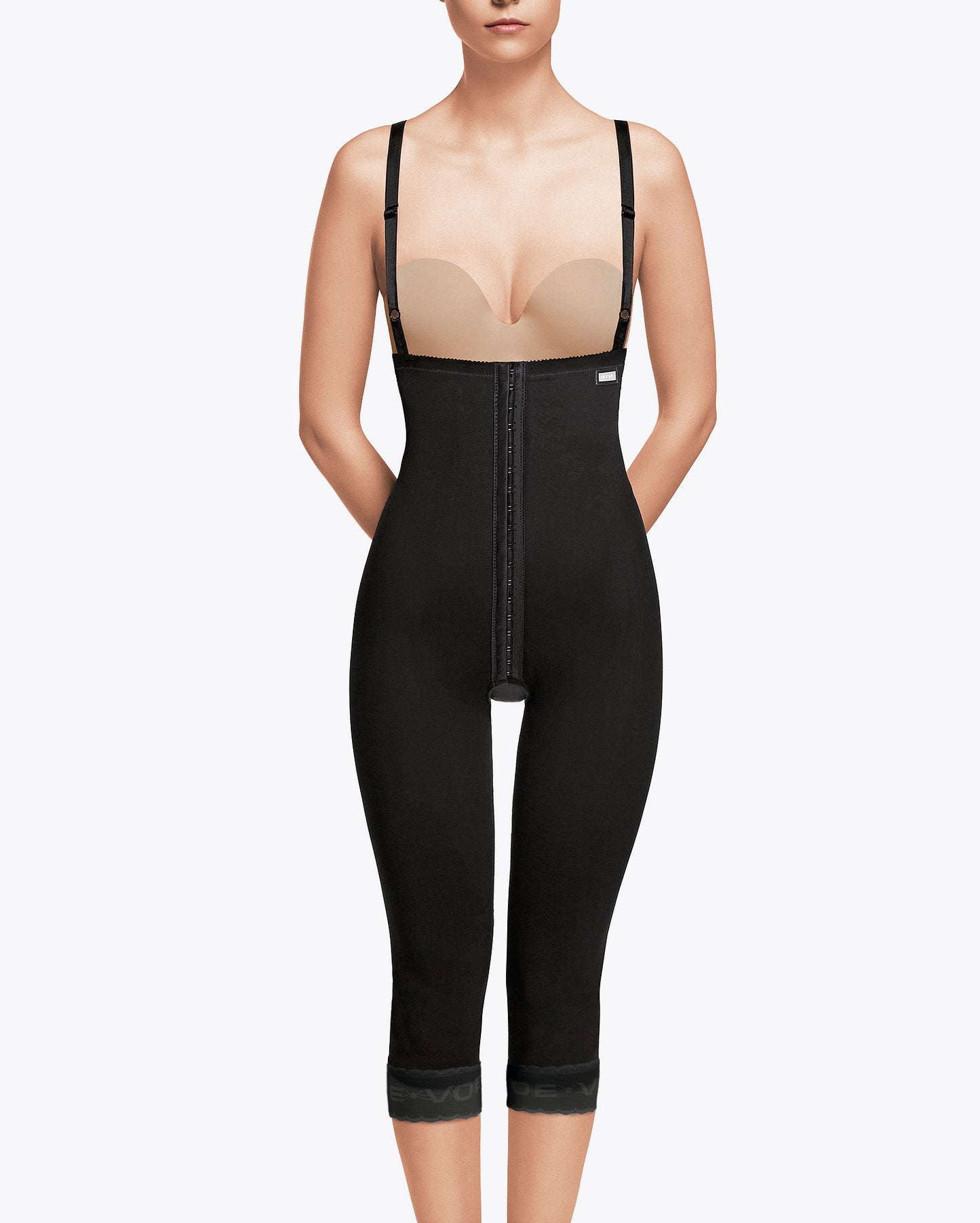 Faja postquirúrgica negra de compresión con cierre frontal y tirantes ajustables, ideal para recuperación y uso diario.
