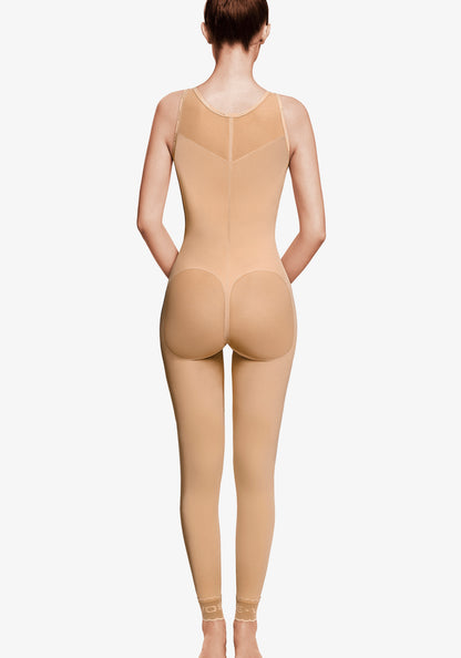 Mujer usando body de compresión médica postquirúrgica con soporte en glúteos y piernas, color piel
