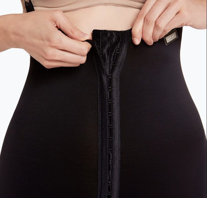 Faja de compresión médica negra con cierre frontal, ideal postquirúrgica y uso diario, cómoda y segura.